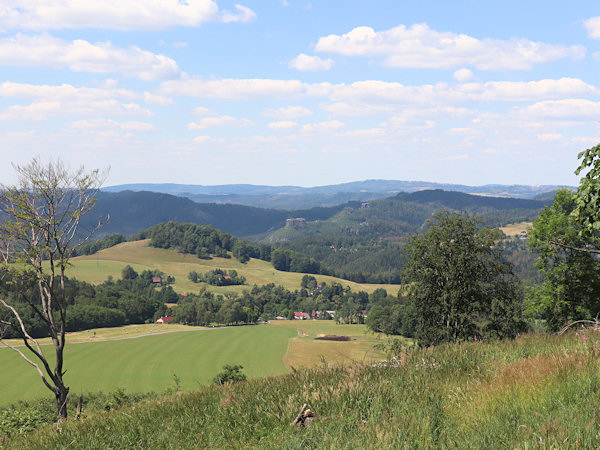 Blick vom Lipnický vrch (Himmertschberg) über Lipnice (Limpach) zu den Felsen bei Jetřichovice (Dittersbach). Der Horizont wird von den langen Gipfeln von Unger (links) und Tanečnice (Tanzplan, rechts) begrenzt.
