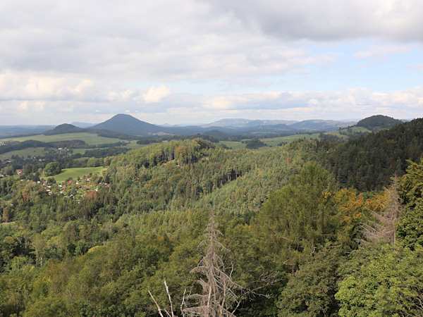 Der Blick von Jehla (Nolde) bei Česká Kamenice (Böhmisch Kamnitz) auf die Landschaft der Böhmischen und Sächsischen Schweiz mit dem markanten Haufen des Růžovský vrch (Rosenberg).