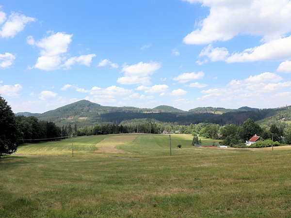 Blick von den Weiden bei Kytlice (Kittlitz) über das Kamenice (Kamnitz-) Tal auf den Javor-Kamm (Grosser Ahrenberg) mit Hřebec (Schindelhengst).