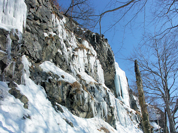 Gefrorener Wasserfall auf den Felsen des Südwesthanges des Klíč (Kleis).