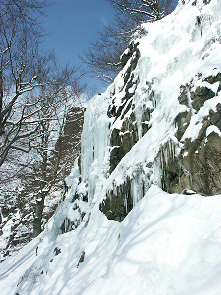 Gefrorener Wasserfall auf den Felsen des Südwesthanges des Klíč (Kleis).