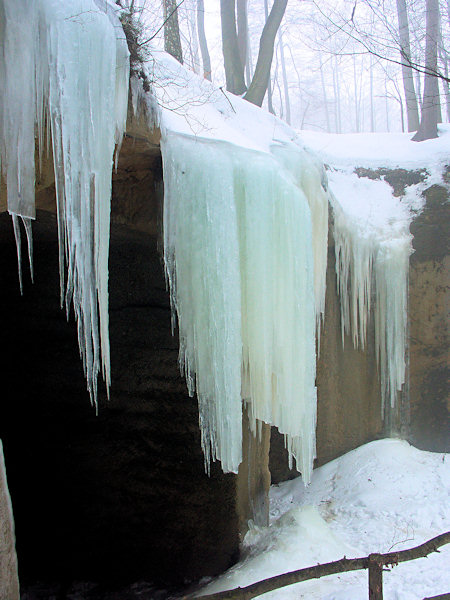 Gefrorene Wasserfälle in einem alten Steinbruch unter dem Šenovský vrch (Steinschönauer Berg).