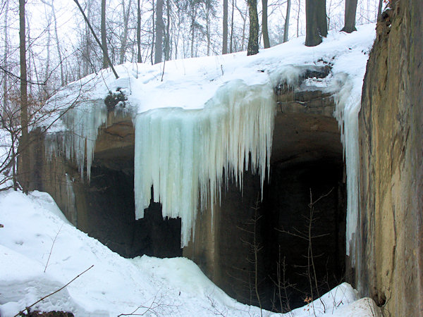 Gefrorene Wasserfälle in einem alten Steinbruch unter dem Šenovský vrch (Steinschönauer Berg).