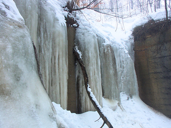 Eine Eiswand in einem alten Steinbruch unter dem Šenovský vrch (Steinschönauer Berg).