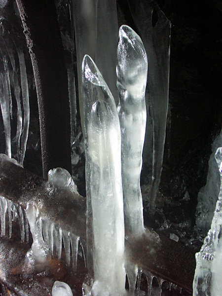 Detailansicht der Eiszapfen.