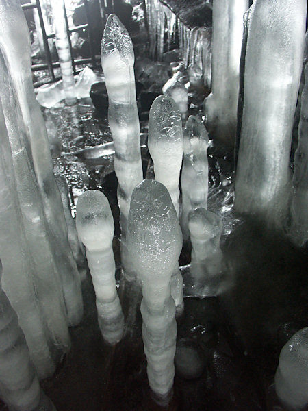 Detailansicht der Eiszapfen.