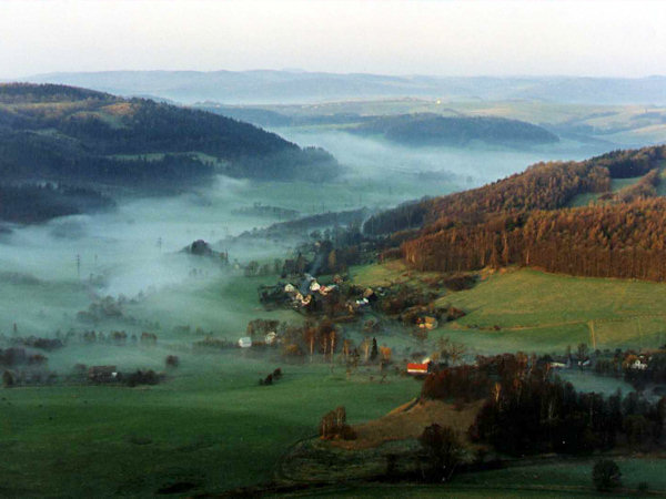 Nebel im Tale unterhalb von Huníkov.