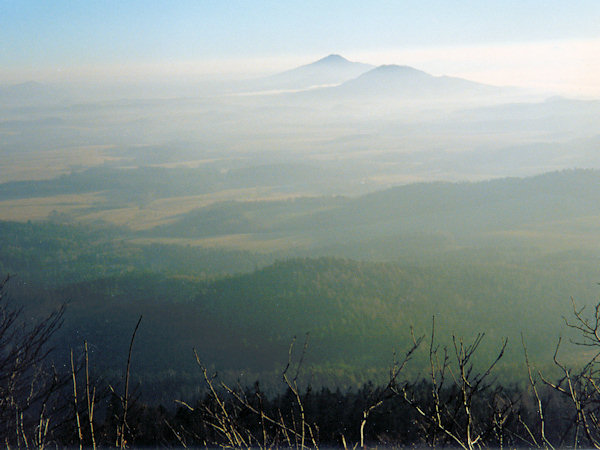 Blick vom Hvozd (Hochwald) auf den Ralsko (Roll) und Tlustec (Tolzberg).