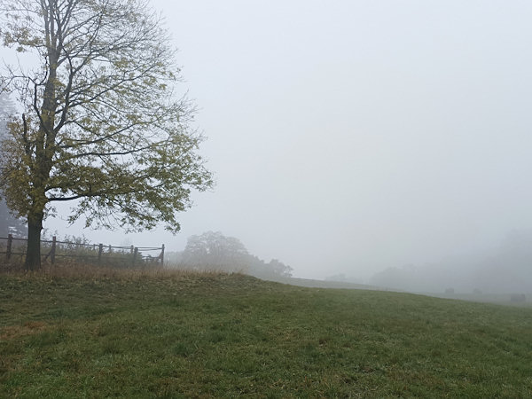 Herbstliches Landschaftsstillleben oberhalb von Líska (Hasel, Oberdorf) in der Nähe des Zlatý vrch (Goldbergs).