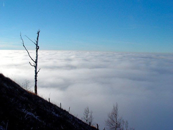 Ein unendlicher Wolken-Ozean breitet sich unter dem Klíč bis weit nach Südwesten hinaus.