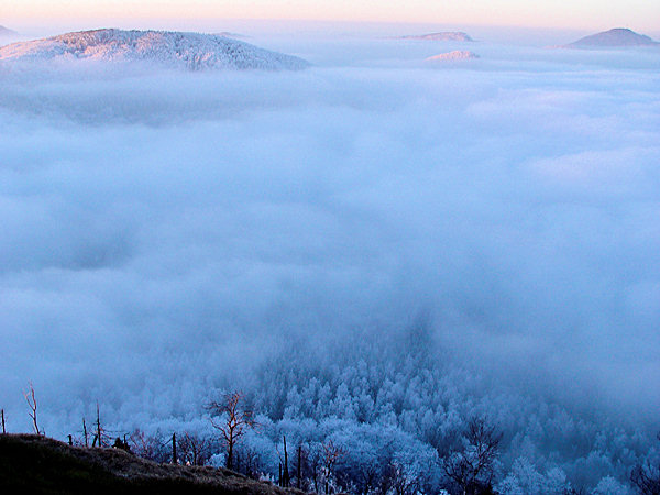 Die Landschaft unter den Gipfeln der Berge verliert sich in undurchdringlichen Wolken.