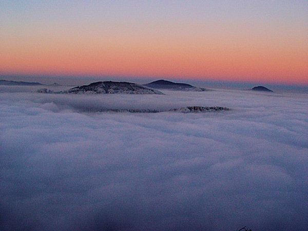 Ein letzter Blick vor Sonnenuntergang nach Norden auf die Gipfel des Velký Buk, des Pěnkavčí vrch und des Luž.