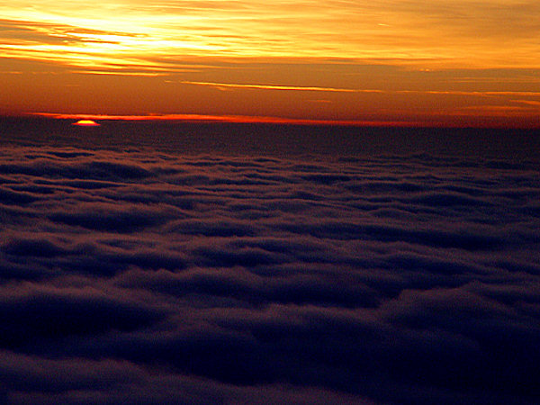 Die Abenddämmerung breitet sich über der Landschaft aus.