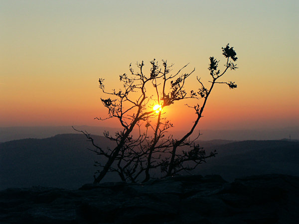 Sonnenuntergang über den Bergen.