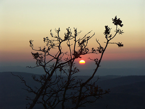 Západ slunce nad horami.