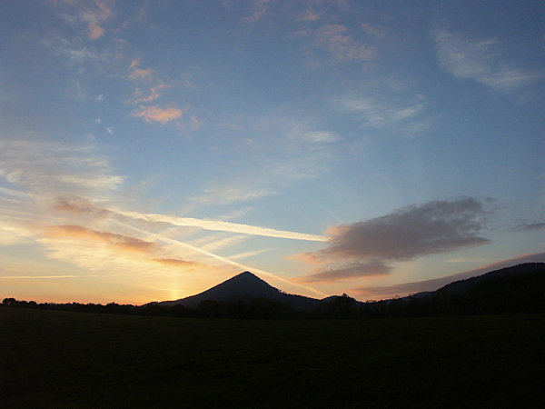 Abendhimmel über dem Klíč (Kleis).