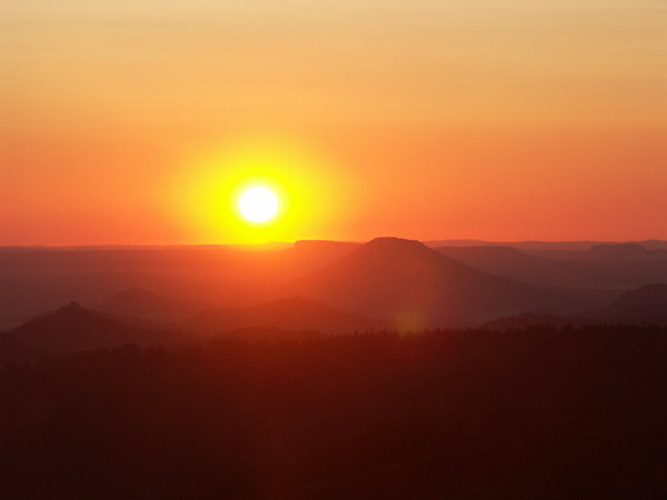 Die untergehende Sonne im Ausblick vom Klíč (Kleis).