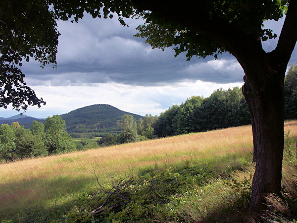 Abendliche Aussicht zum Jezevčí vrch (Limberg).