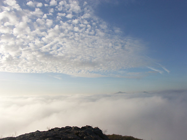 Pohled z vrcholu Klíče přes moře mraků směrem ke Studenci.