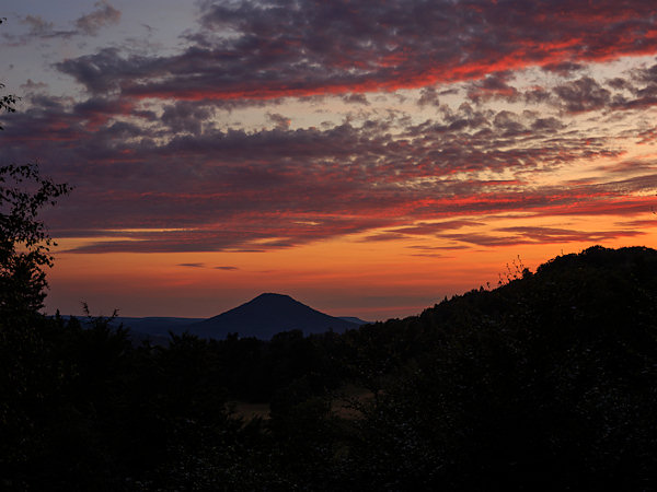 Beautiful evening blushes over Růžovský vrch. From a small clearing near Liska you can see the regular conical shape of the mountain.