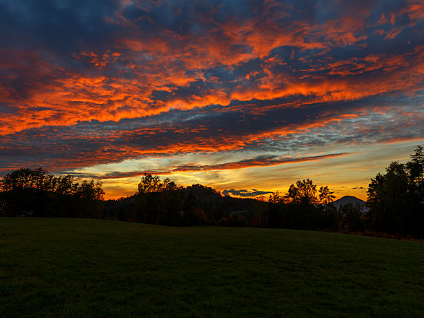 Bezauberndes Abendrot nach einem heftigen, für Oktober bemerkenswert starken Wärmegewitter mit viel Regen, Blitzen und Donner über Líska (Hasel). Rechts zwischen den Bäumen lugt der Růžovský vrch (Rosenberg) hervor.