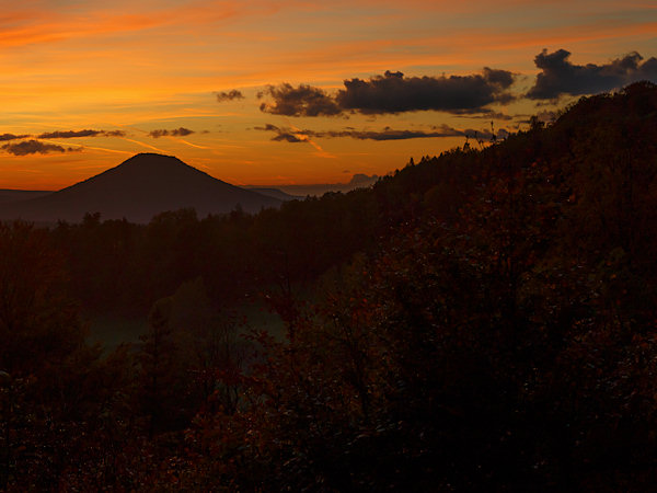 Nach Sonnenuntergang im Goldenen Licht der Blick zum Růžovský vrch (Rosenberg) von der kleinen Lichtung nahe Líska (Hasel).