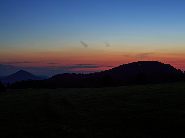 Sommerliche Abenddämmerung über der Böhmischen Schweiz.