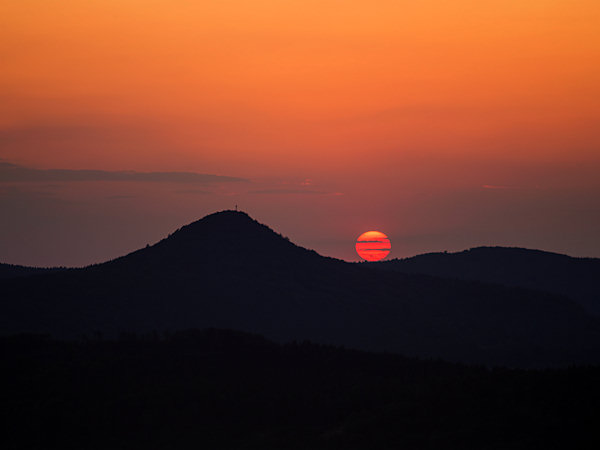 Západ slunce vedle Luže (793 m), nejvyšší hory Lužických a Žitavských hor. Pohled od chaty Hochwaldbaude na Hvozdu.