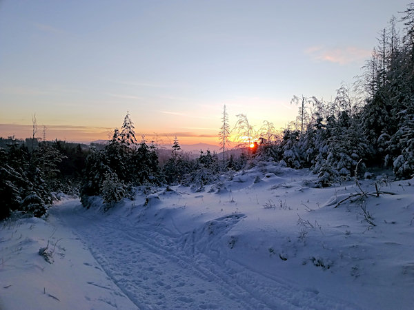 Dawn on the path under Bouřný.