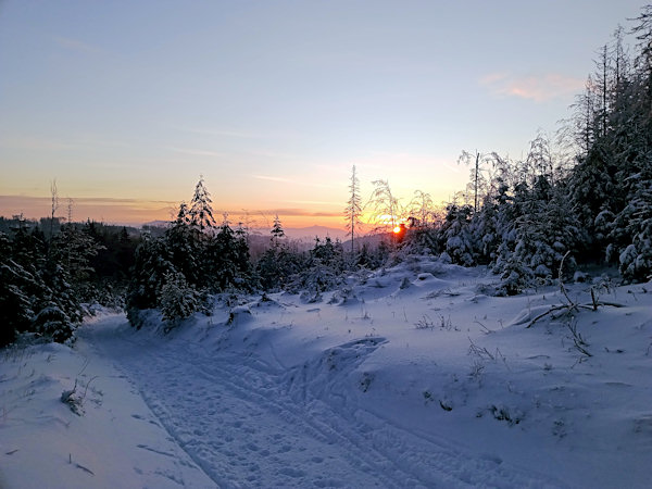 Morgendämmerung auf dem Weg unterhalb des Bouřný (Friedrichsberg).