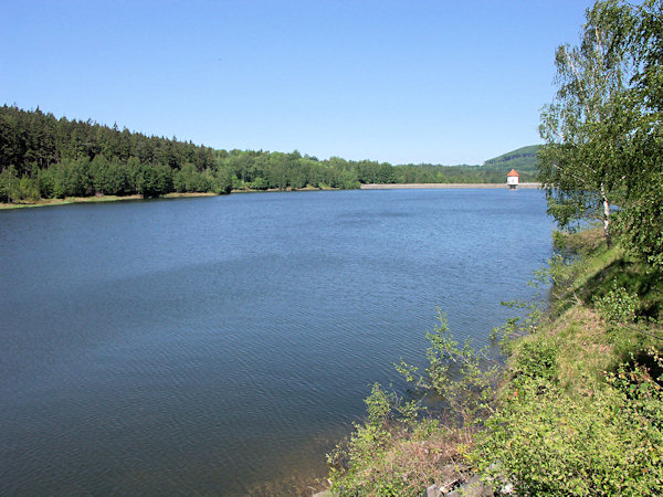 Der Staudamm am Chřibská Kamenice-Bach (Kreibitzbach).