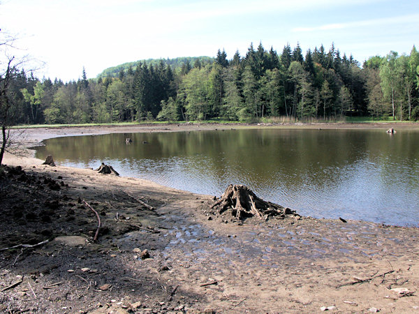 Anspannen des Velký Jedlovský rybník (Grosser Tannteich).