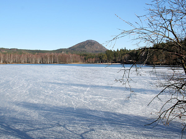 Der zugefrorene Radvanecký rybník (Brettteich, Schwalbensee).