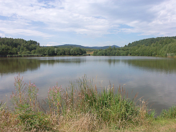 Pohled z hráze na Dolní Kunratický rybník.