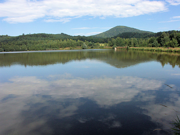 Dolní Kunratický rybník s Jezevčím vrchem v pozadí.