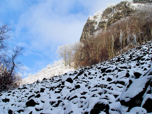 The freshly snow-covered debris field on the Klíč hill has an extraordinary magic.