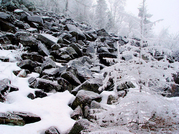 The debris fields on the Klíč hill have an extraordinary magic also on frosty days.