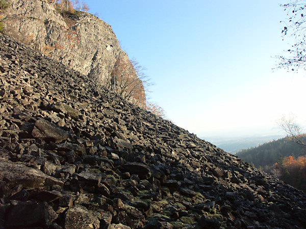 In der Abenddämmerung hüllt sich das Schuttfeld des Klíč in Schatten ein.