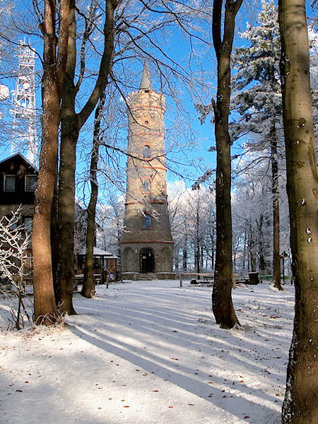 Ein frostiger Nachmittag am Aussichtsturm auf dem Jedlová-Gipfel (Tannenberg).