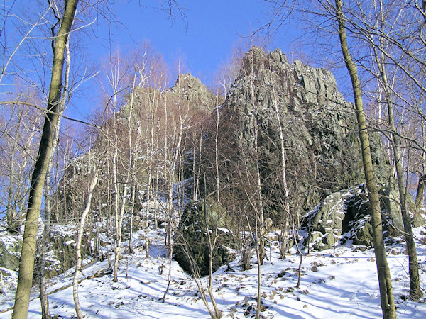 Skály pod Středním vrchem.