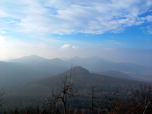 Aussicht vom Hange des Jedlová (Tannenberg) auch den Malý Stožec (Kleiner Schöber) und die weiter entfernten Gipfel des Javor (Grosser Ahrenberg - links) und Studenec (Kaltenberg - rechts).