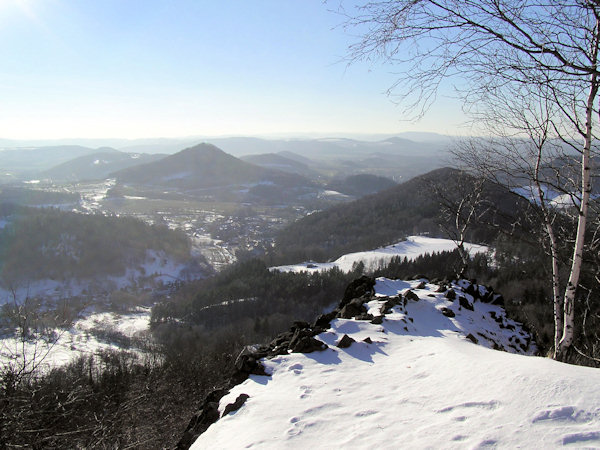 Pohled ze Středního vrchu do okolí České Kamenice. V popředí vpravo je Břidličný vrch a vlevo od něj výrazný kužel Zámeckého vrchu.