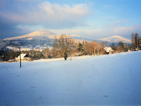 Pohled od Kytlic přes údolí Kamenice na Sokol a Srní horu.