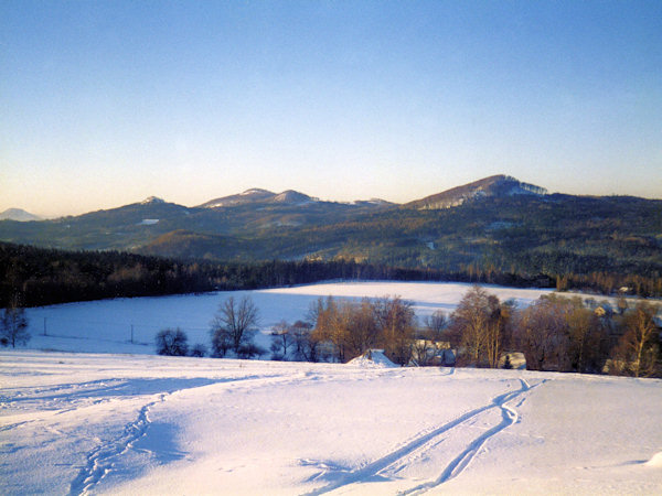 Blick von Kytlice (Kittlitz) über das Kamenice- (Kamnitz-) Tal auf die Berge um den Studenec (Kaltenberg): von rechts Javor (Grosser Ahrenberg), Javorek (Kleiner Ahrenberg), Studenec (Kaltenberg) und Zlatý vrch (Goldberg), ganz links im Hintergrunde Růžovský vrch (Rosenberg).