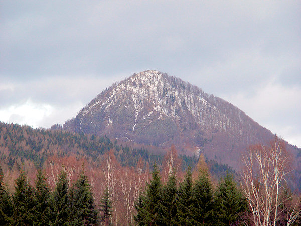 Blick von Süden auf den Klíč (Kleis) mit Schneeresten.