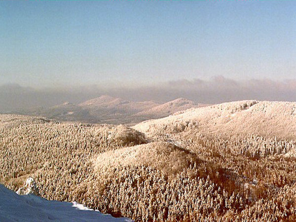 Výhled z Klíče přes Medvědí vrch na kopce v okolí Studence.