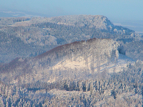 View from the Klíč hill to the Popelová hora hill with the Velká Tisová in the background.