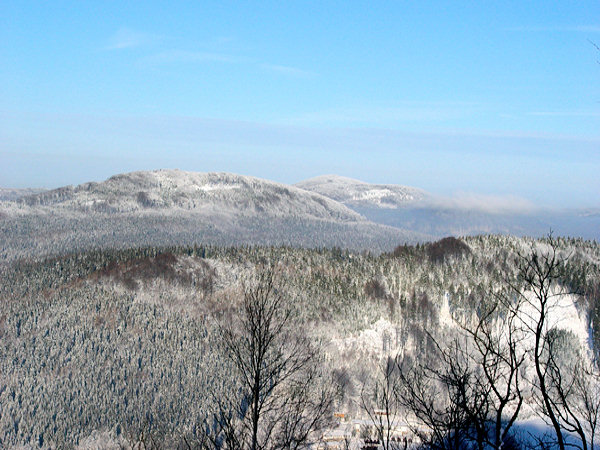 Pohled z Klíče přes temeno Rousínovského vrchu na Velký Buk a vzdálenější Pěnkavčí vrch.