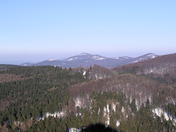View from the Klíč hill over the Medvědí vrch to the northwest. On the left side there is the acute Zlatý vrch hill, the highest peak in the middle is the Studenec hill, to the right in front of it the Javorek hill, the lower Černý vrch and the Javor which partially is hidden behind the slopes of the Malý Buk hill.