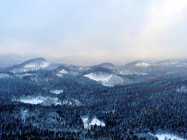 Aussicht vom Gipfel des Klíč (Kleis) auf die Gipfelgruppe zwischen dem Velký Buk und Malý Buk (Grosser und Kleiner Buchberg). Der höchste von ihnen links ist der Popelová hora (Aschberg).